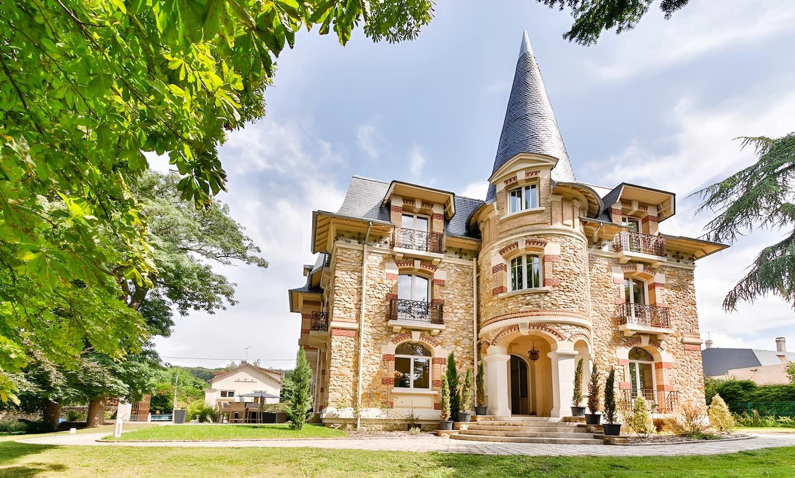 Castillo en Saint-Leu-la-Forêt, Francia - Vista 1